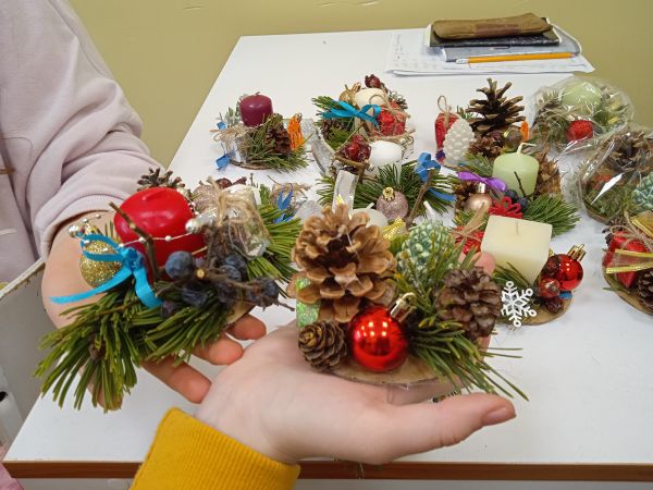 Kreatywne warsztaty tworzenia stroików świątecznych